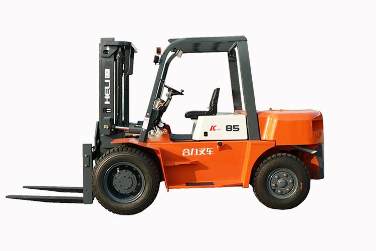 行駛時(shí)應(yīng)注意行人、障礙物和坑洼路面，并注意濟(jì)寧合力叉車(chē)上方的空隙