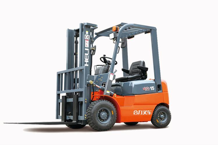 加燃油時(shí)，司機(jī)不要在車(chē)上，并使發(fā)動(dòng)機(jī)熄火，在檢查電瓶或油箱液位時(shí)，不要點(diǎn)火