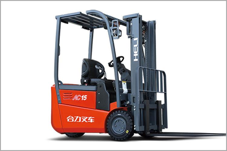 行駛時，貨叉低端距地高度應保持150-400mm，門架須后傾，前方有人時，要鳴笛告知