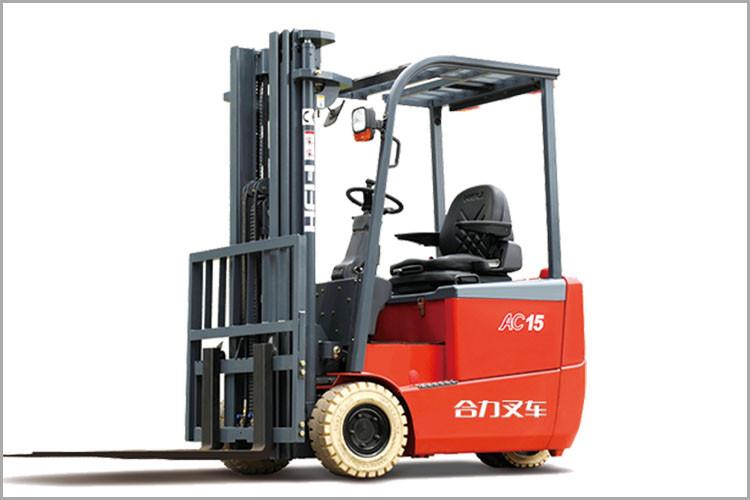 行駛濟寧叉車在下坡時嚴禁熄火滑行，非特殊情況禁止載物行駛中急剎車，卸貨后應先降落貨叉至正常的行駛位置后再行駛