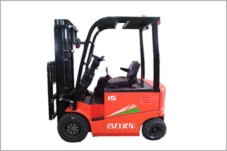 濟寧叉車牽引拖車時，禁止連續曲線行駛，以免大電流放電和影響安全，無論滿載、空載、上坡、下坡等