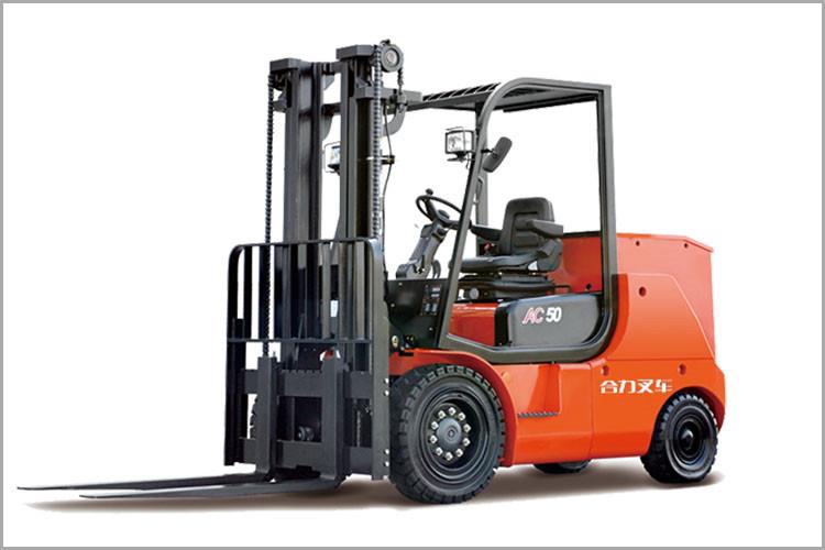 對于濟(jì)寧叉車的潤滑油啊、液壓油啊等，要定期檢查油量，以防止叉車工作狀態(tài)不佳和磨損嚴(yán)重，及時(shí)補(bǔ)充油量