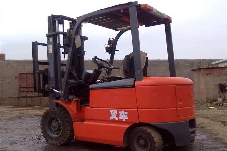 在濟寧合力叉車搬運作業(yè)時出現(xiàn)負重超荷、裝卸物品搖晃不平衡和貨品意外跌落傷人等現(xiàn)象