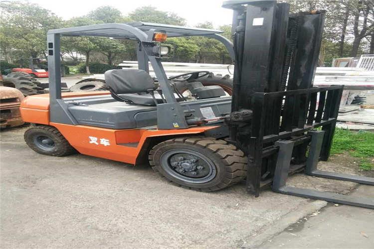 當(dāng)叉架上荷載過重會引起車尾翹起，此時讓人員站在濟寧合力叉車一端利用體重充當(dāng)平衡配重，結(jié)果在提升貨品時車尾突然上翹致使人員跌傷